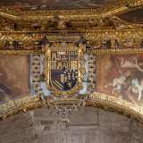 Tra scene che ritraggono i pi� importanti episodi della vita di San Nicola e stemmi dei re di Spagna...